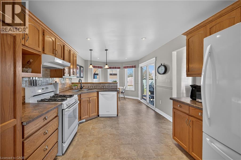 35 Highland Boulevard, Caledonia, ON - Indoor Photo Showing Kitchen
