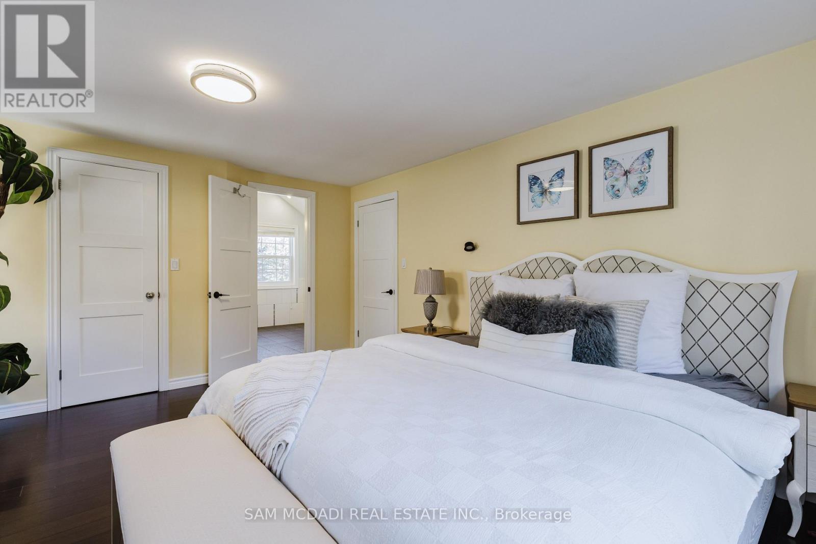 3325 Lakeshore Road, Burlington, ON - Indoor Photo Showing Bedroom