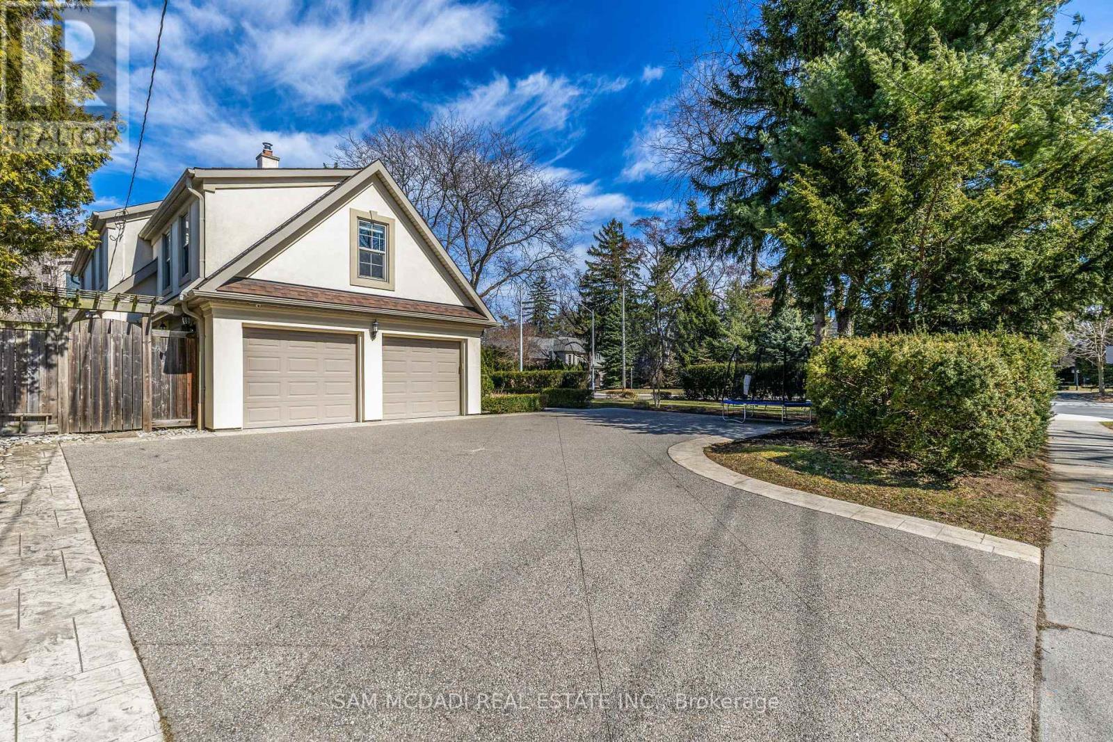 3325 Lakeshore Road, Burlington, ON - Outdoor