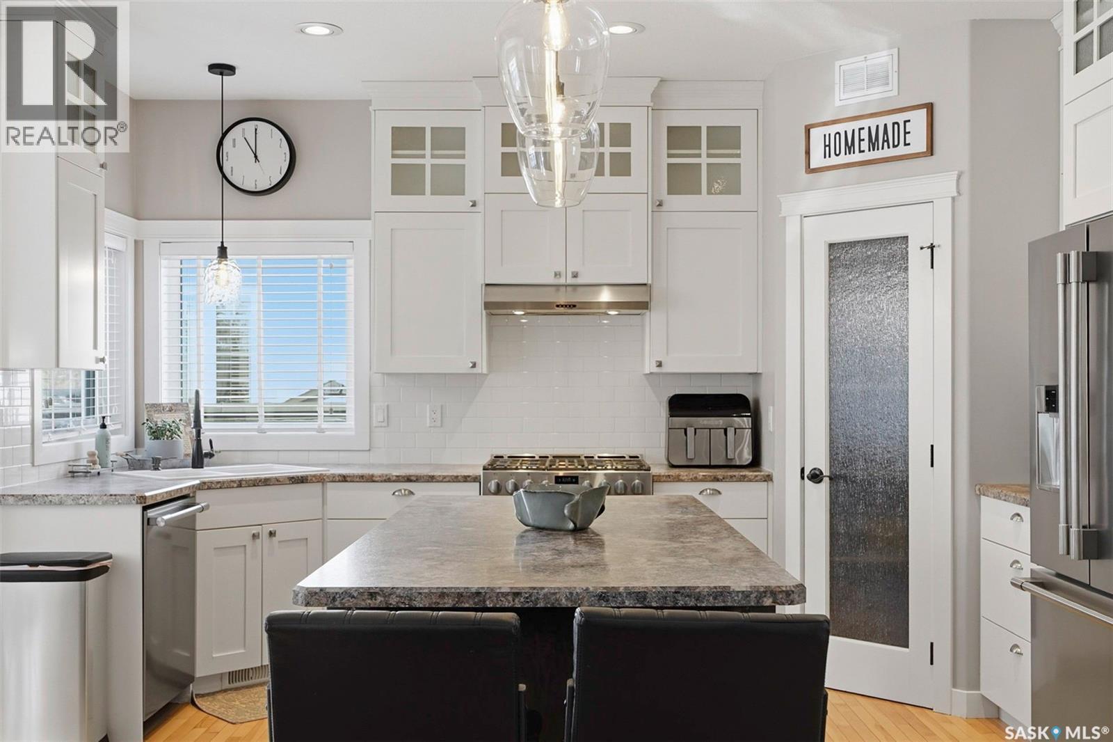516 Atton Lane, Saskatoon, SK - Indoor Photo Showing Kitchen With Stainless Steel Kitchen With Upgraded Kitchen