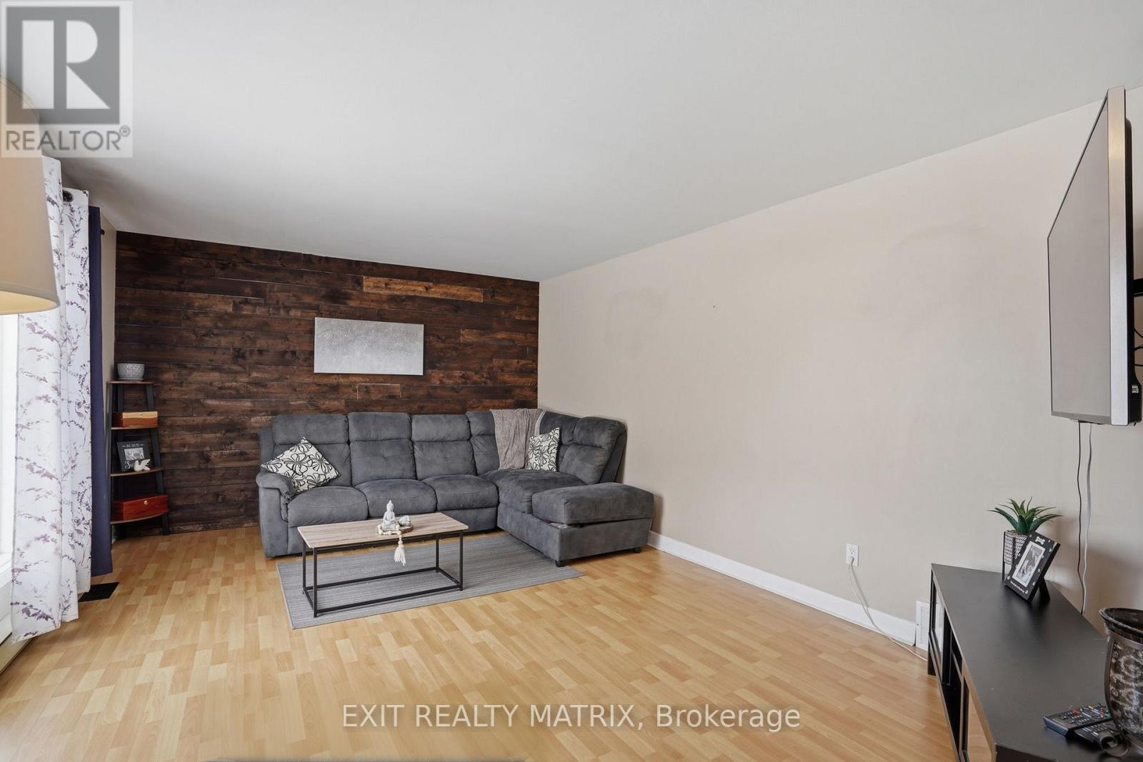 635 Front Road W, Champlain, ON - Indoor Photo Showing Living Room