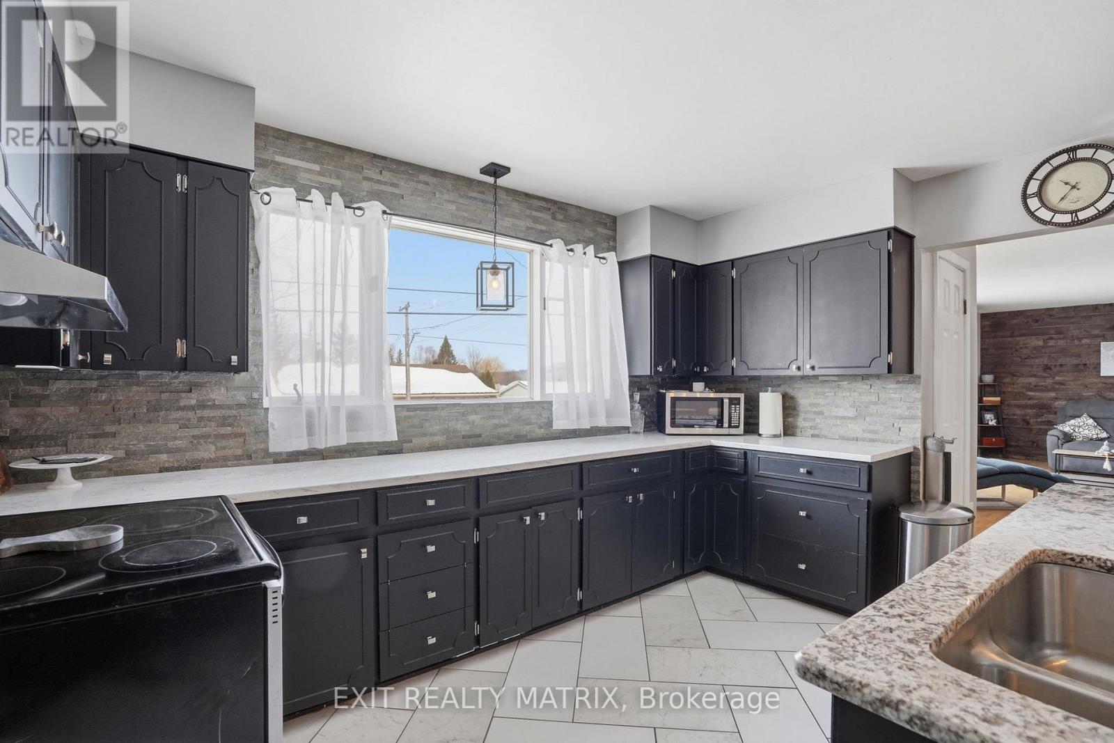 635 Front Road W, Champlain, ON - Indoor Photo Showing Kitchen