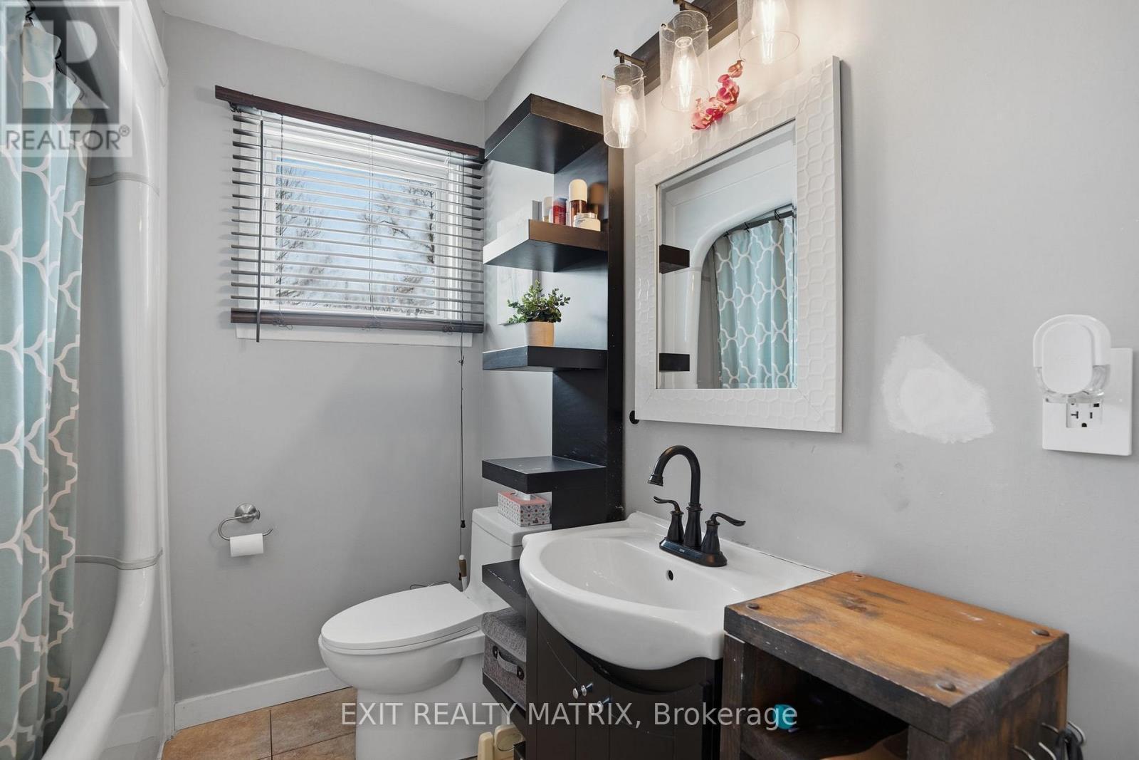 635 Front Road W, Champlain, ON - Indoor Photo Showing Bathroom