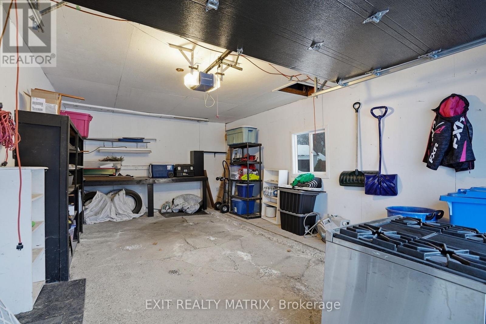 635 Front Road W, Champlain, ON - Indoor Photo Showing Garage