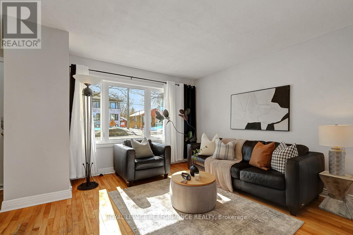 321 Donald Street, Ottawa, ON - Indoor Photo Showing Living Room