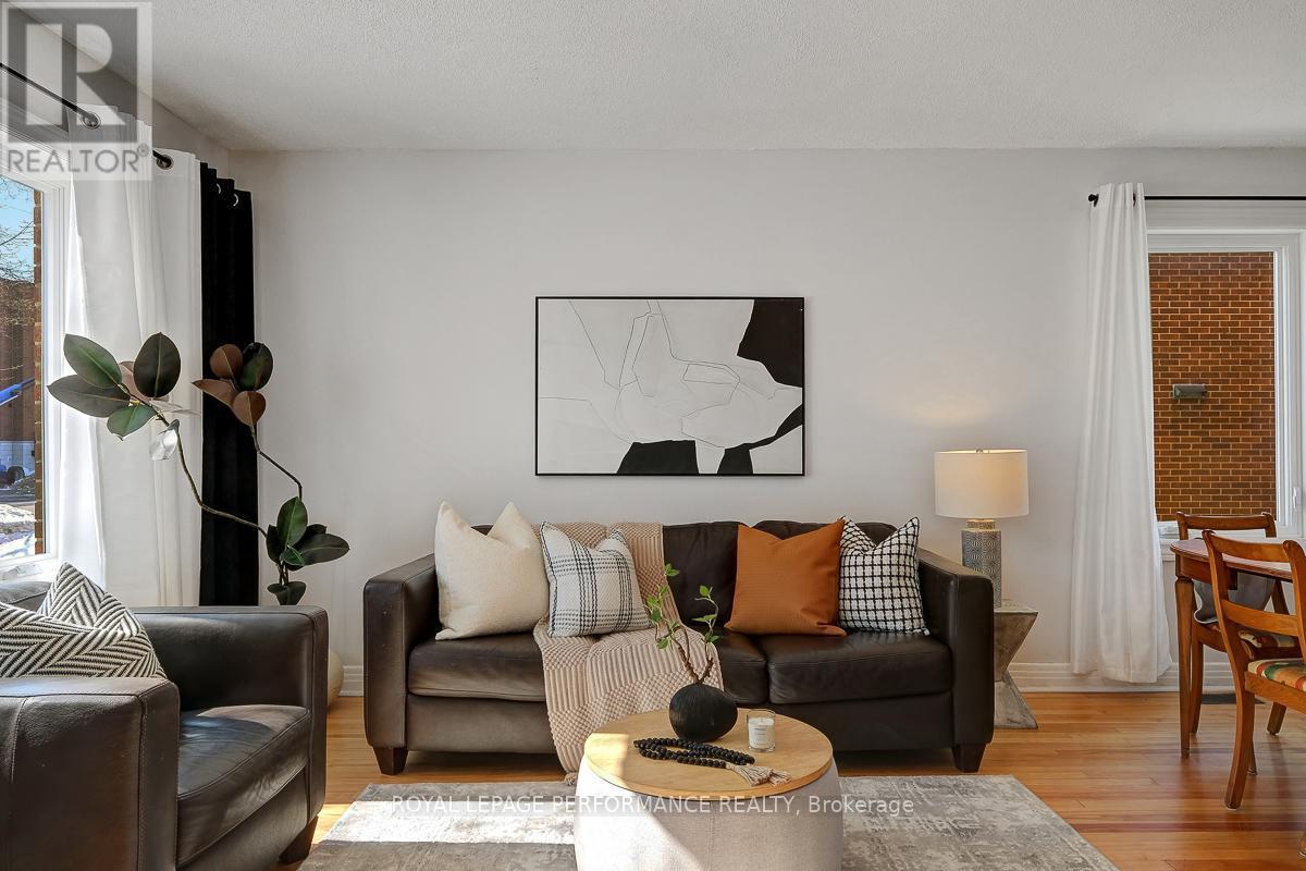 321 Donald Street, Ottawa, ON - Indoor Photo Showing Living Room