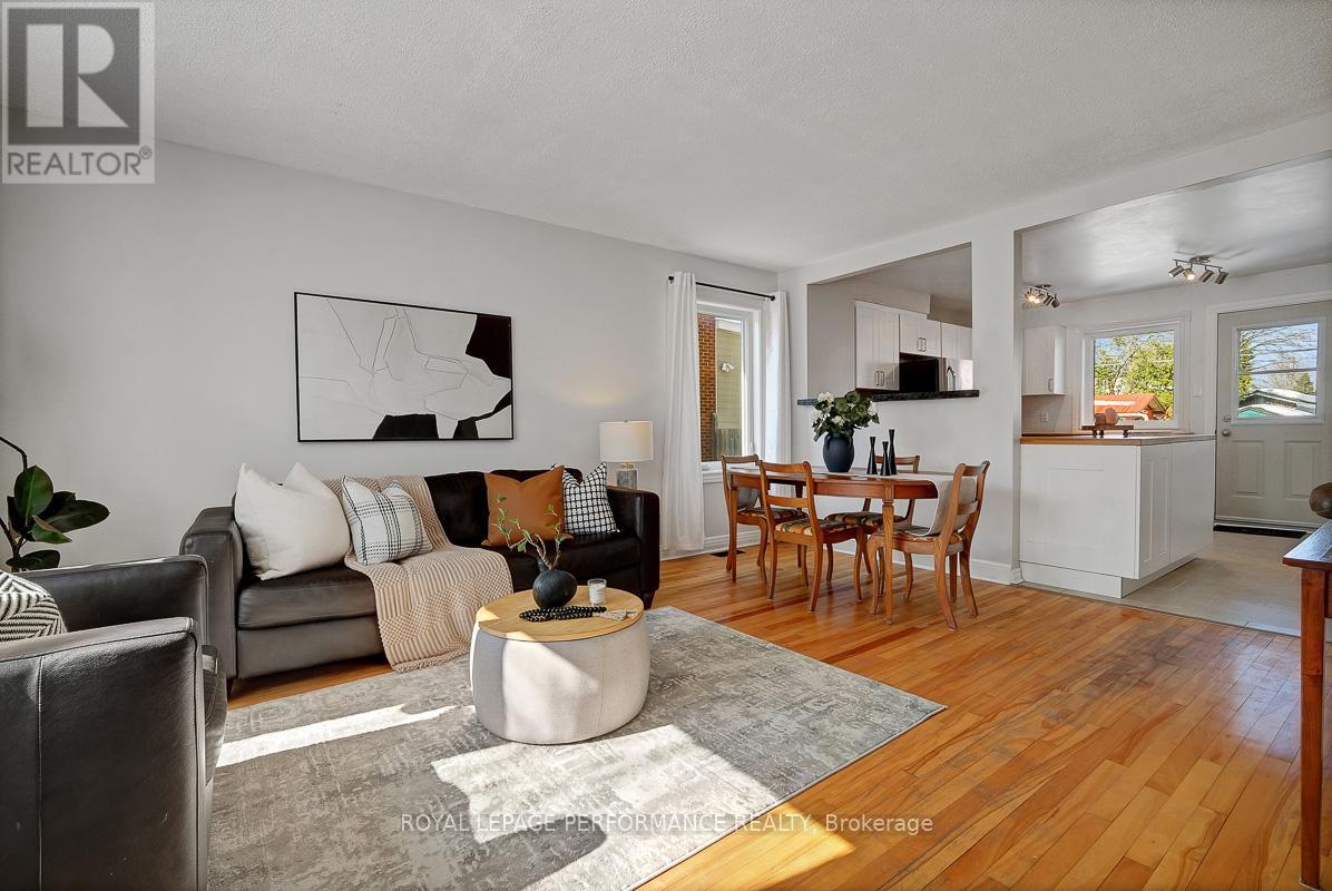 321 Donald Street, Ottawa, ON - Indoor Photo Showing Living Room