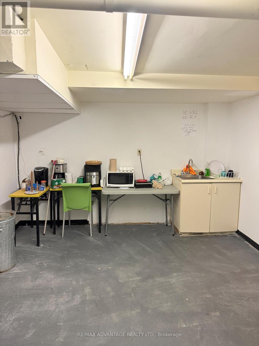 Staff room - 1135 Richmond Street, London East (East B), ON