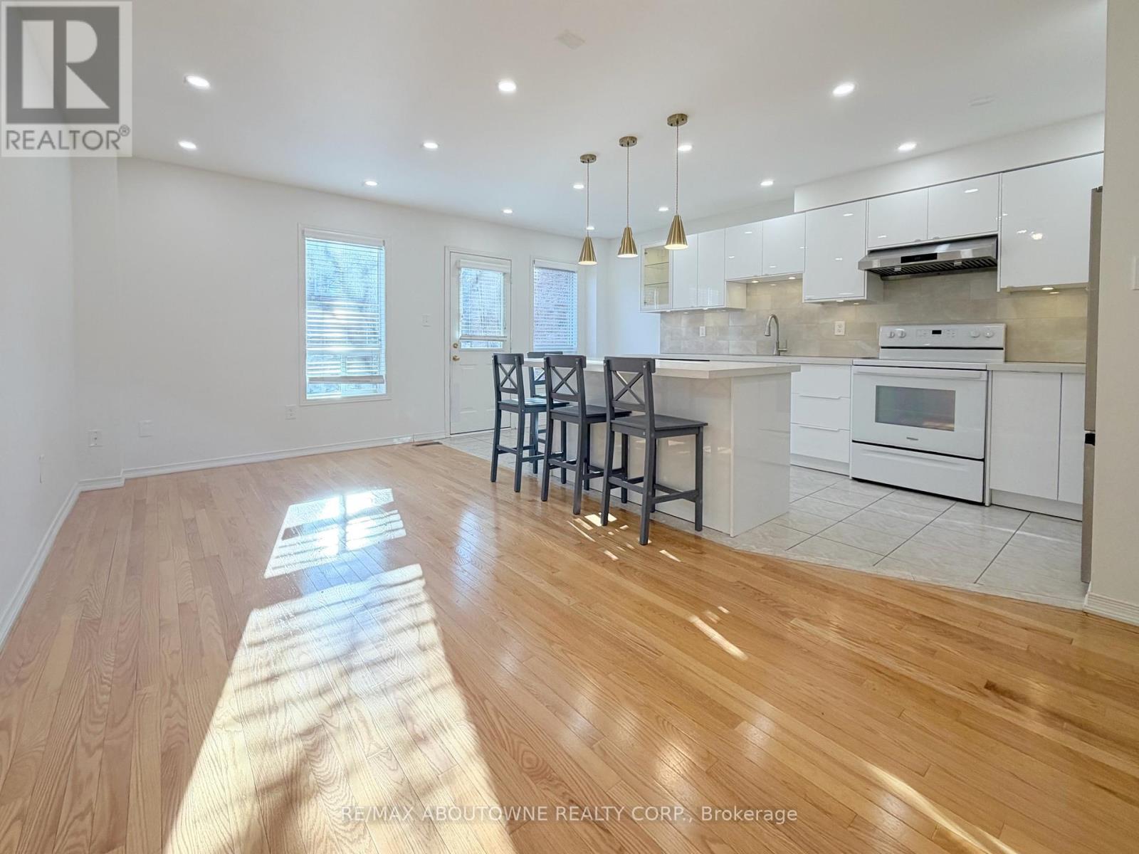 1838 Imperial Way, Burlington, ON - Indoor Photo Showing Kitchen