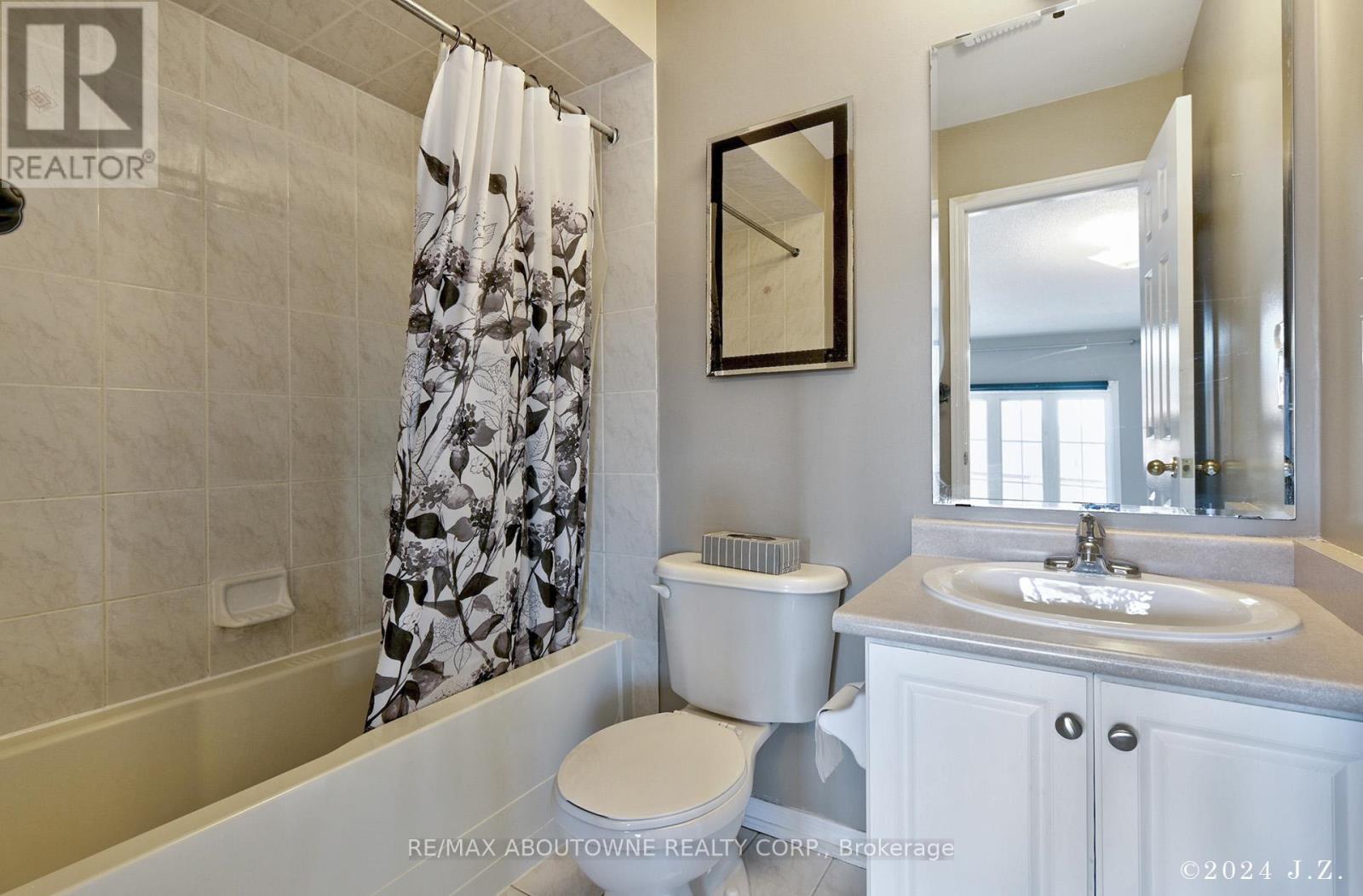 1838 Imperial Way, Burlington, ON - Indoor Photo Showing Bathroom