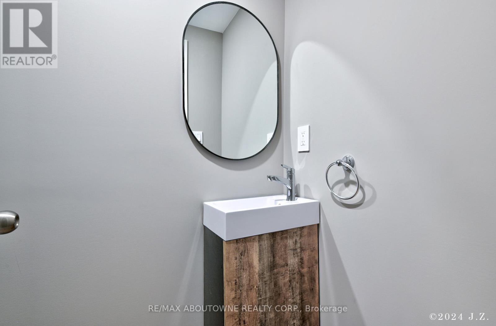 1838 Imperial Way, Burlington, ON - Photo Showing Bathroom