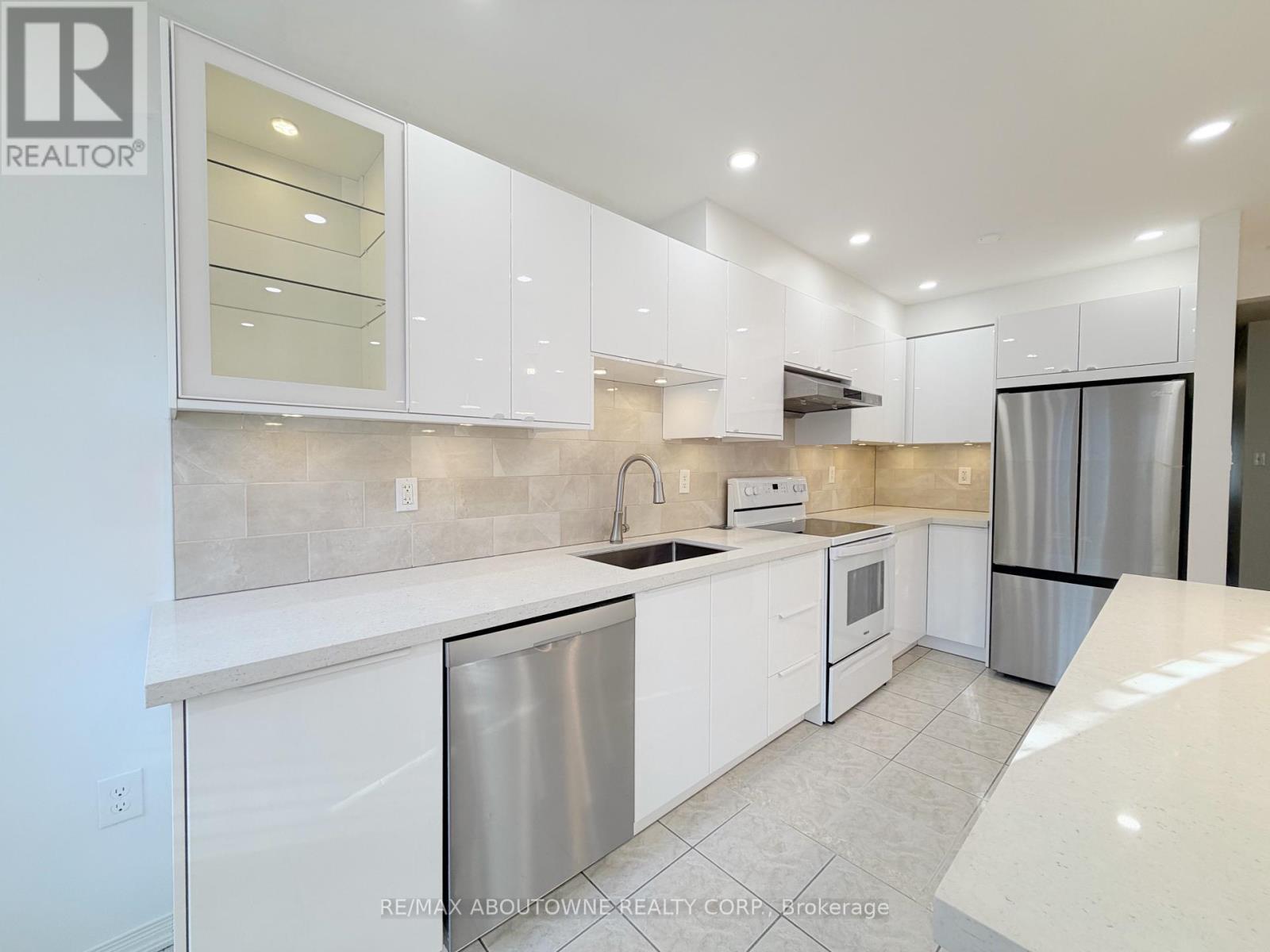 1838 Imperial Way, Burlington, ON - Indoor Photo Showing Kitchen