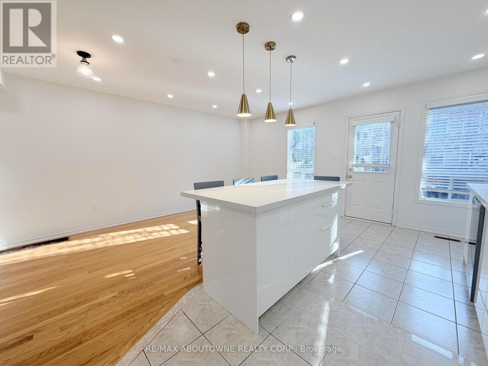 1838 Imperial Way, Burlington, ON - Indoor Photo Showing Other Room