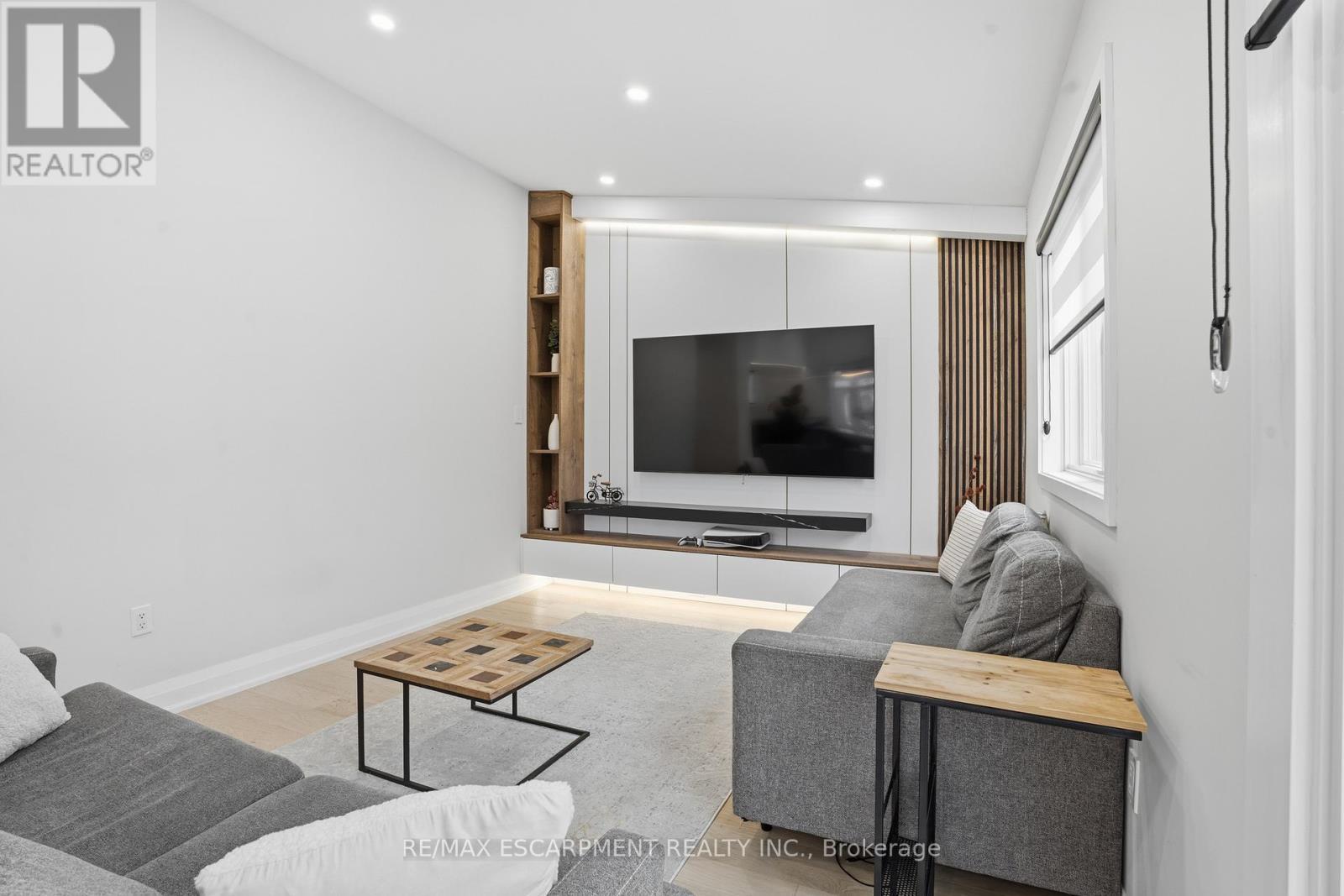 108 Greenshire Drive, Hamilton, ON - Indoor Photo Showing Living Room