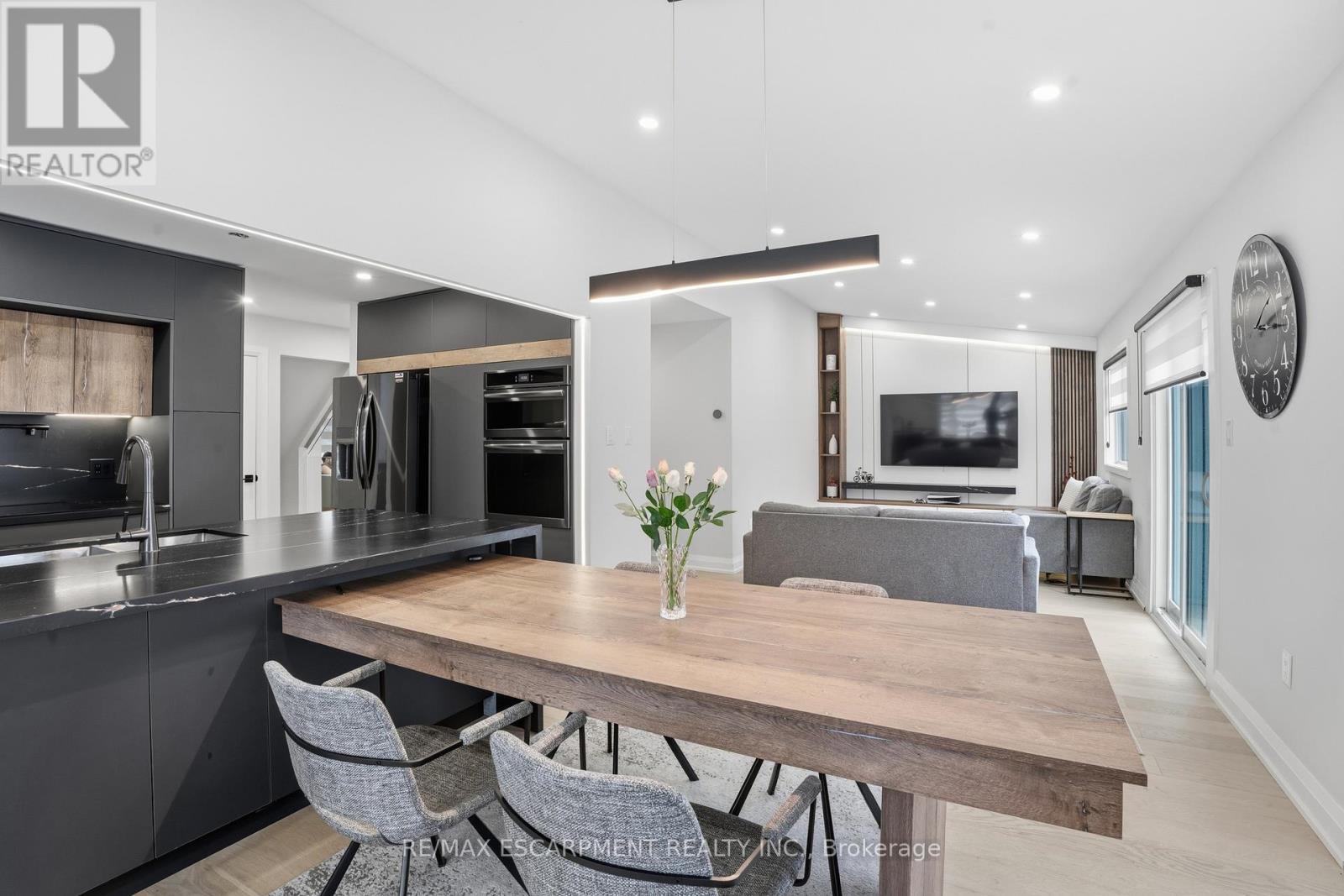 108 Greenshire Drive, Hamilton, ON - Indoor Photo Showing Other Room