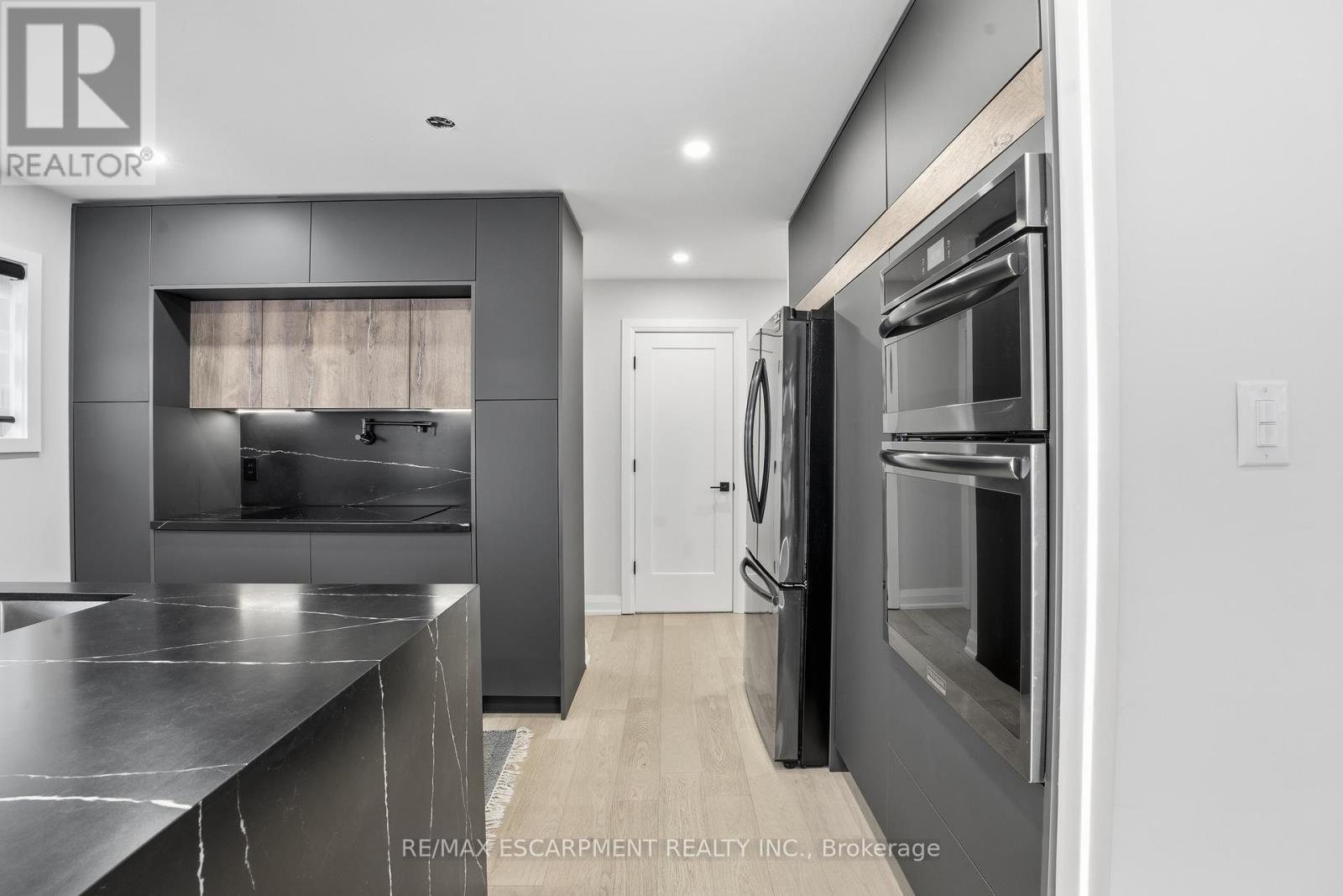 108 Greenshire Drive, Hamilton, ON - Indoor Photo Showing Kitchen