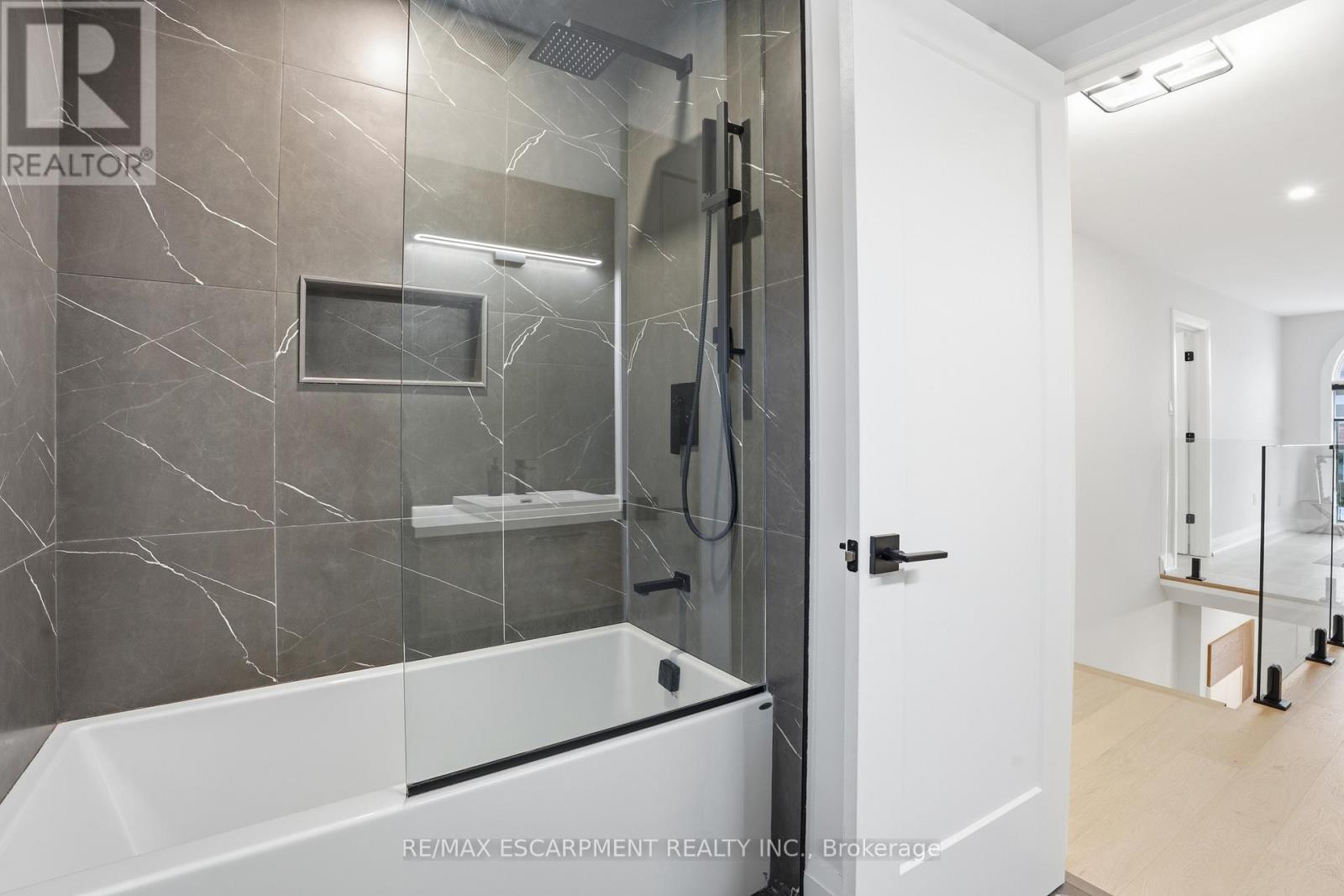 108 Greenshire Drive, Hamilton, ON - Indoor Photo Showing Bathroom