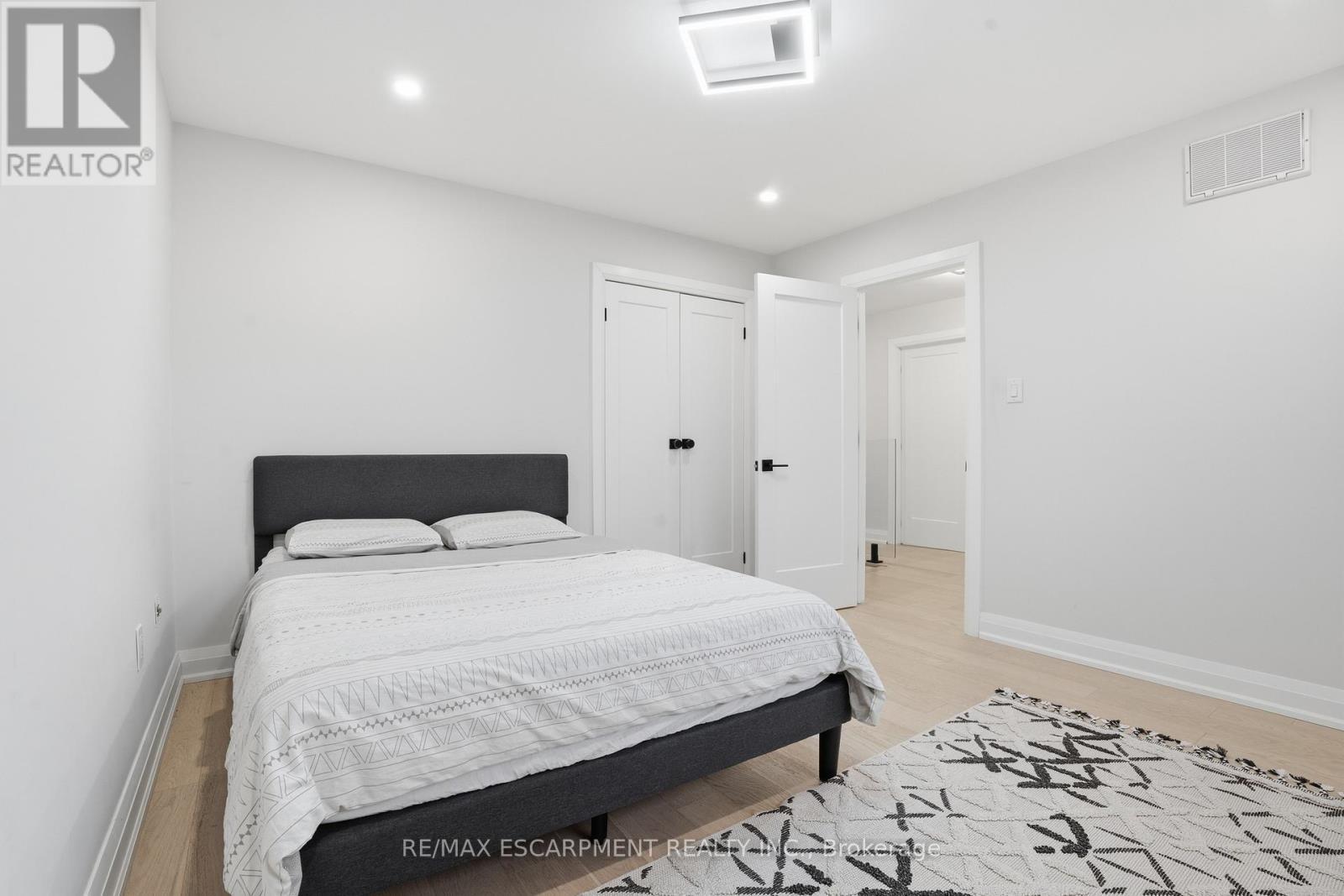 108 Greenshire Drive, Hamilton, ON - Indoor Photo Showing Bedroom