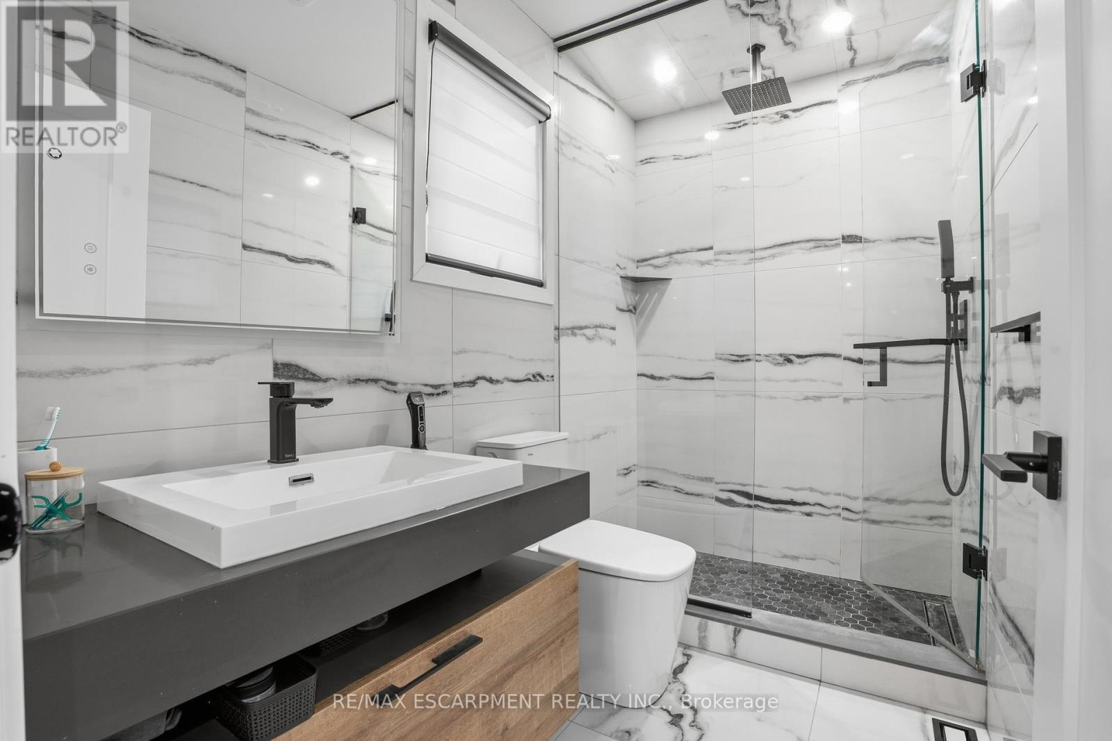 108 Greenshire Drive, Hamilton, ON - Indoor Photo Showing Bathroom