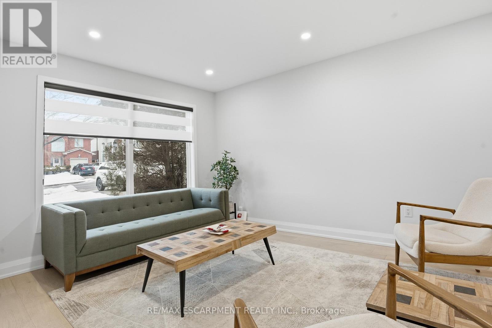 108 Greenshire Drive, Hamilton, ON - Indoor Photo Showing Living Room