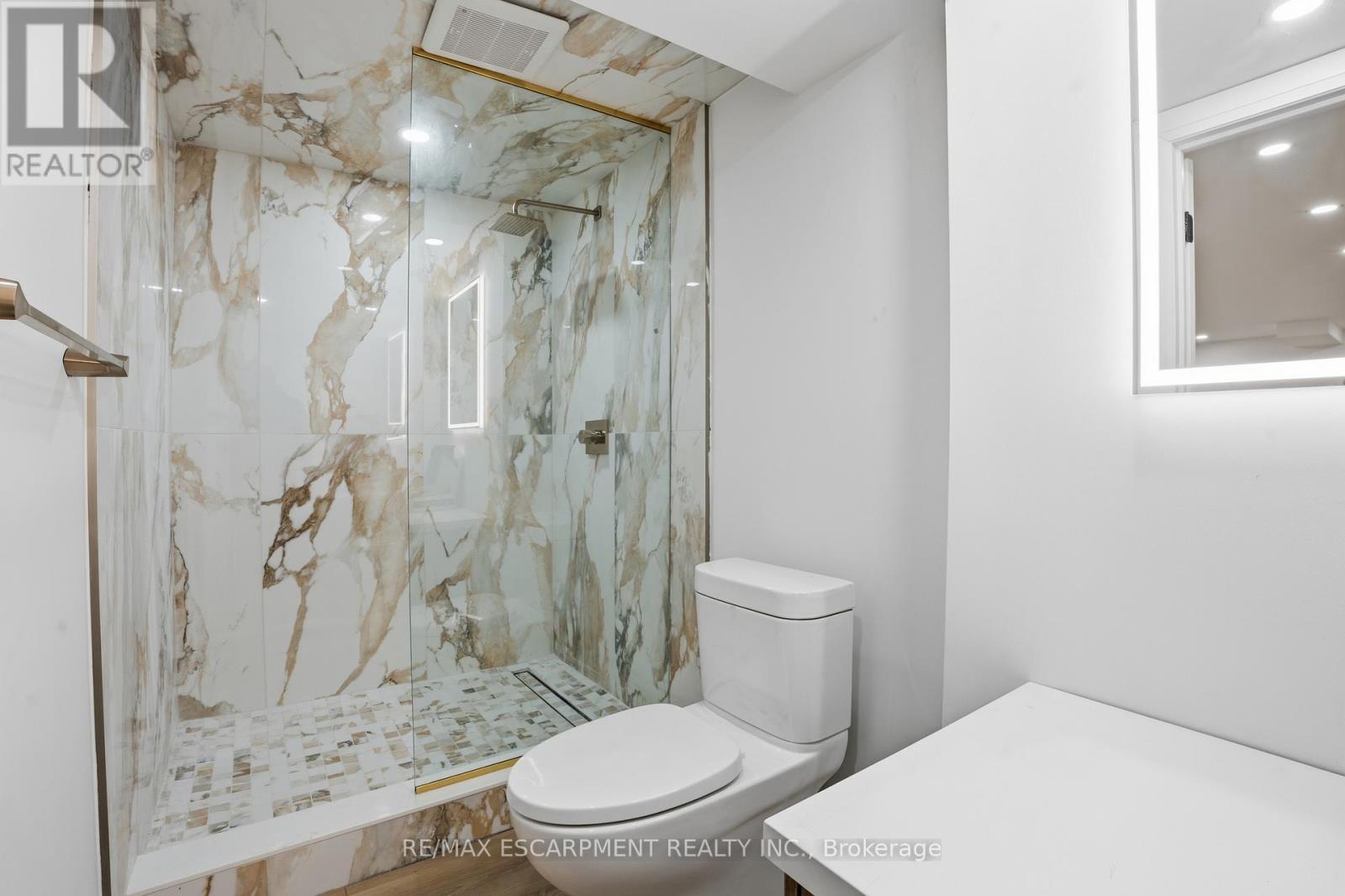 108 Greenshire Drive, Hamilton, ON - Indoor Photo Showing Bathroom