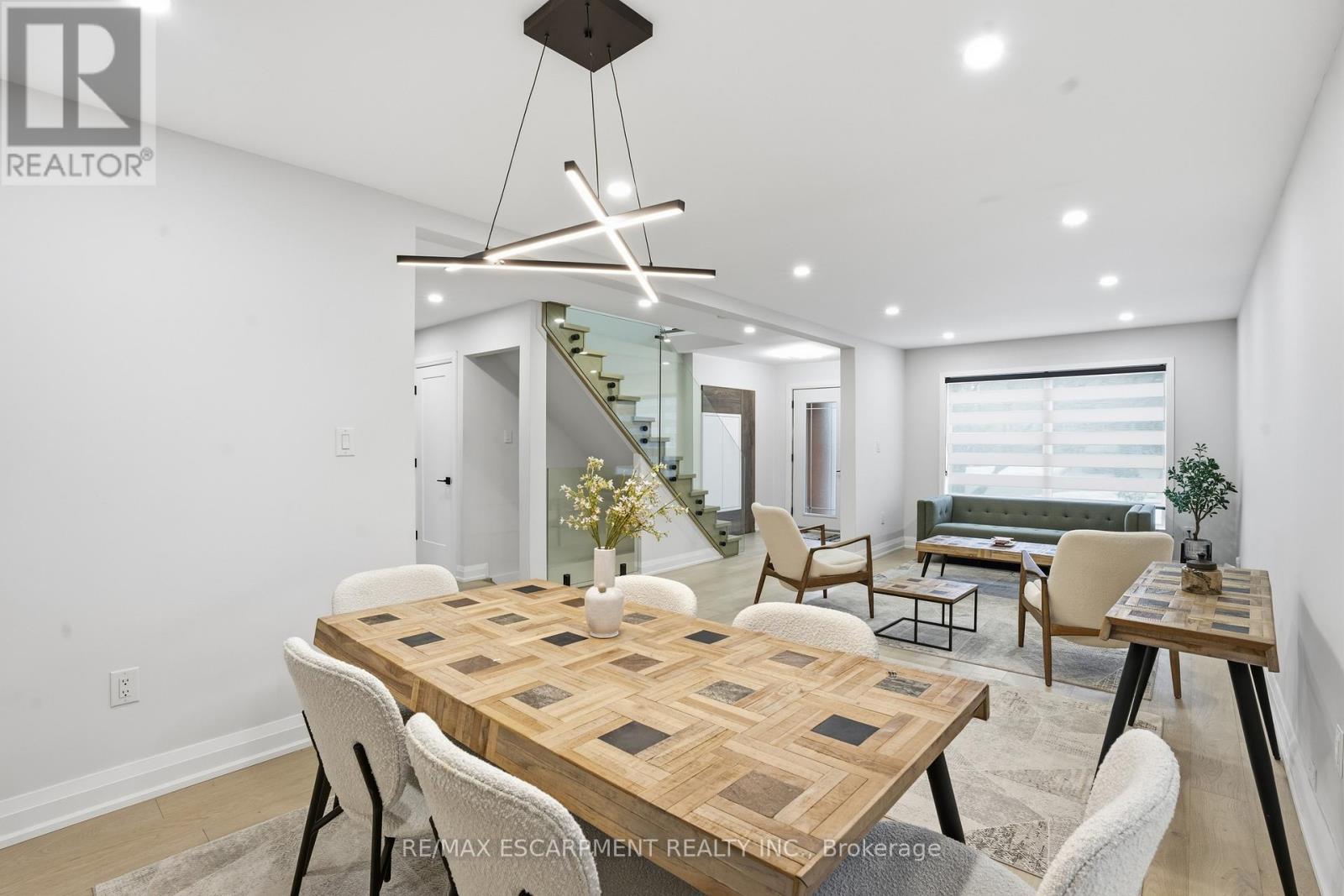 108 Greenshire Drive, Hamilton, ON - Indoor Photo Showing Dining Room