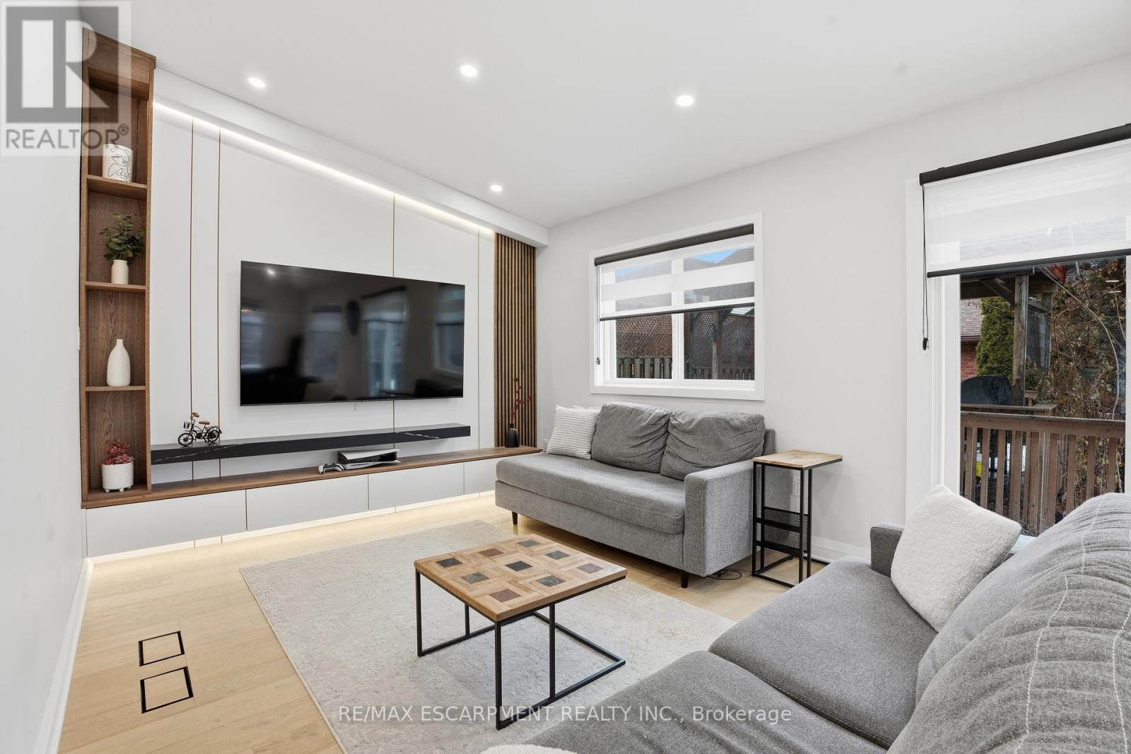 108 Greenshire Drive, Hamilton, ON - Indoor Photo Showing Living Room