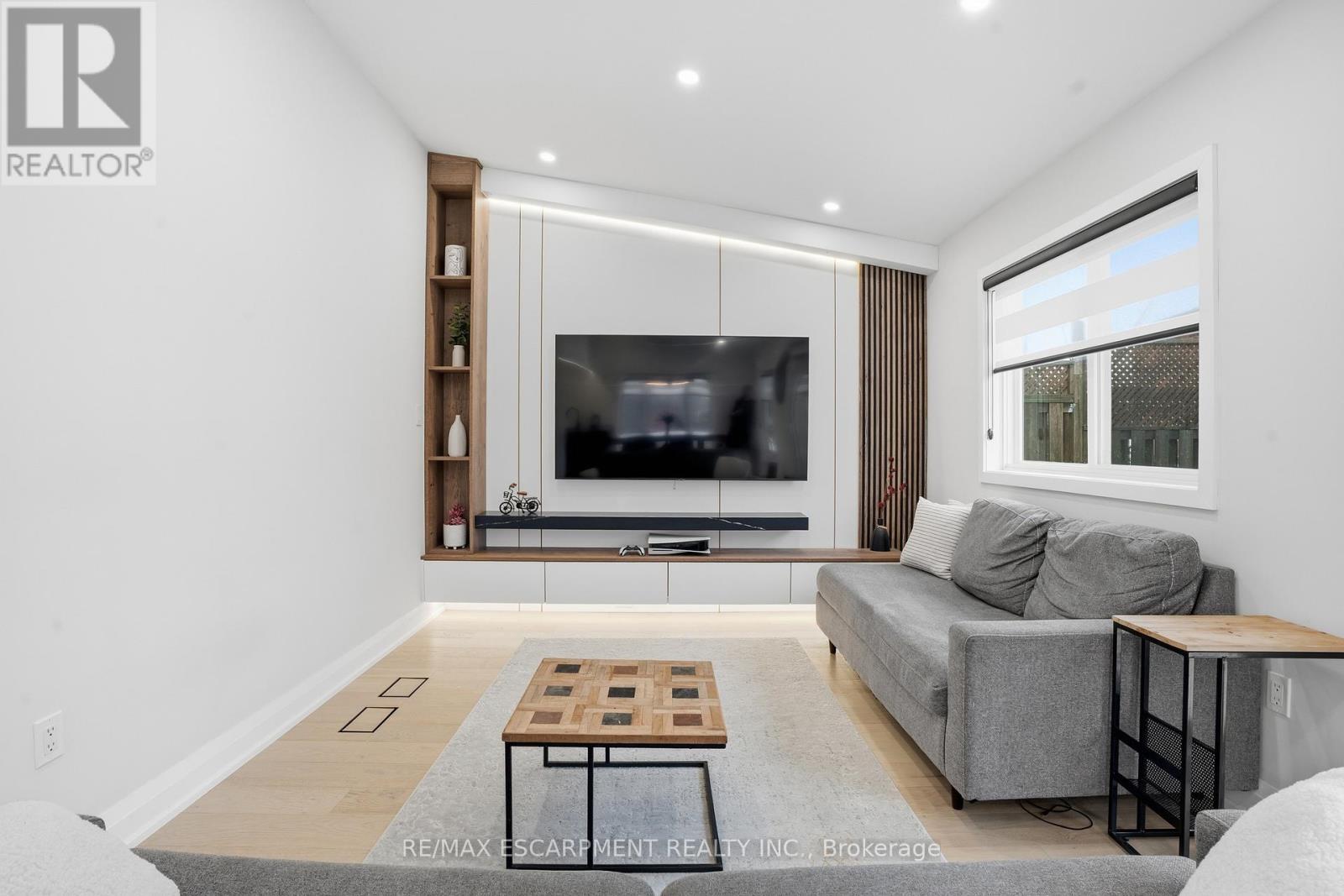 108 Greenshire Drive, Hamilton, ON - Indoor Photo Showing Living Room