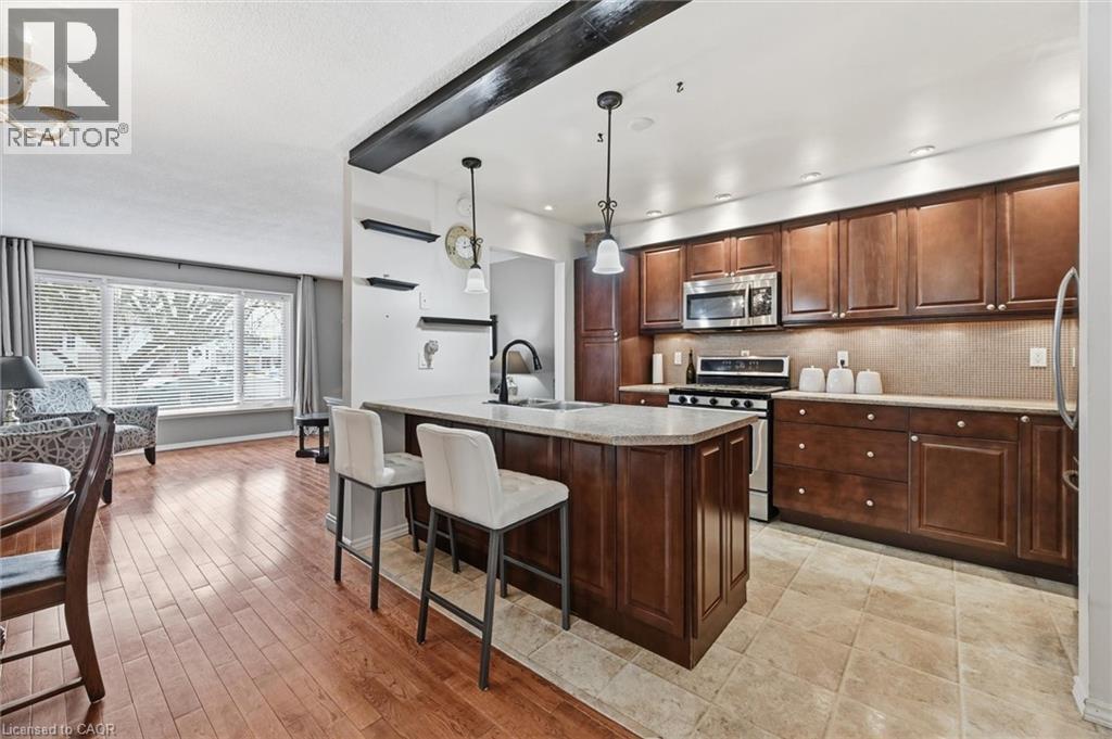 2223 Manchester Drive, Burlington, ON - Indoor Photo Showing Kitchen With Upgraded Kitchen