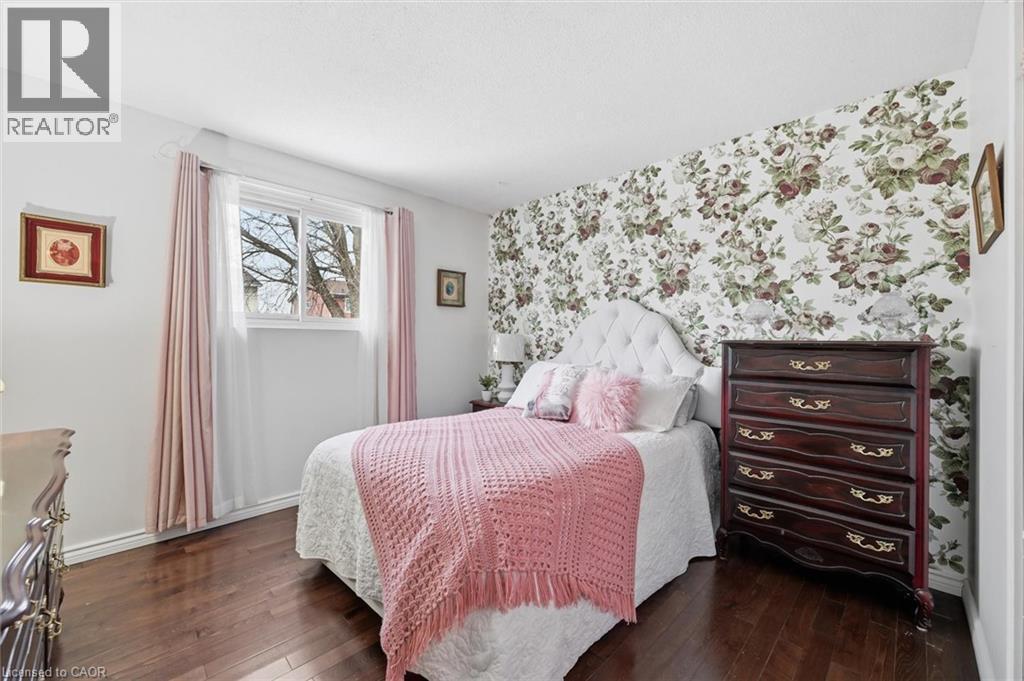 2223 Manchester Drive, Burlington, ON - Indoor Photo Showing Bedroom