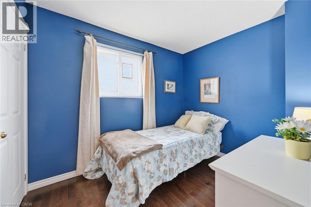 2223 Manchester Drive, Burlington, ON - Indoor Photo Showing Bedroom