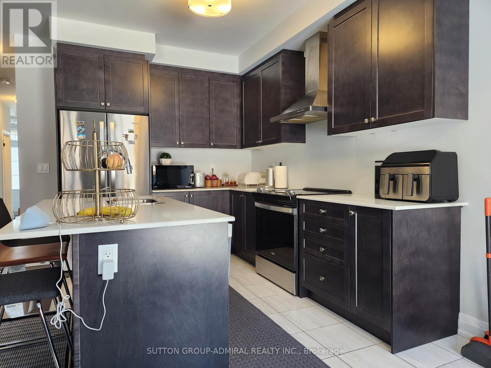 984 Crowsnest Hollow, Pickering, ON - Indoor Photo Showing Kitchen With Upgraded Kitchen