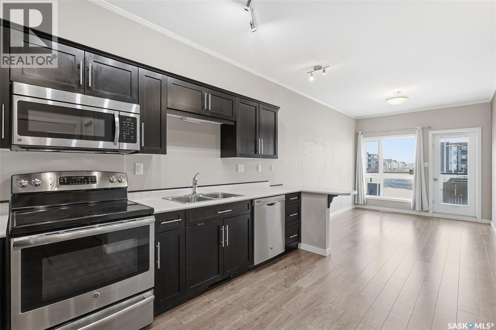 120 545 Hassard Close, Saskatoon, SK - Indoor Photo Showing Kitchen With Double Sink