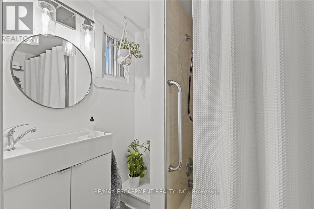 199 Barton Street W, Hamilton, ON - Indoor Photo Showing Bathroom