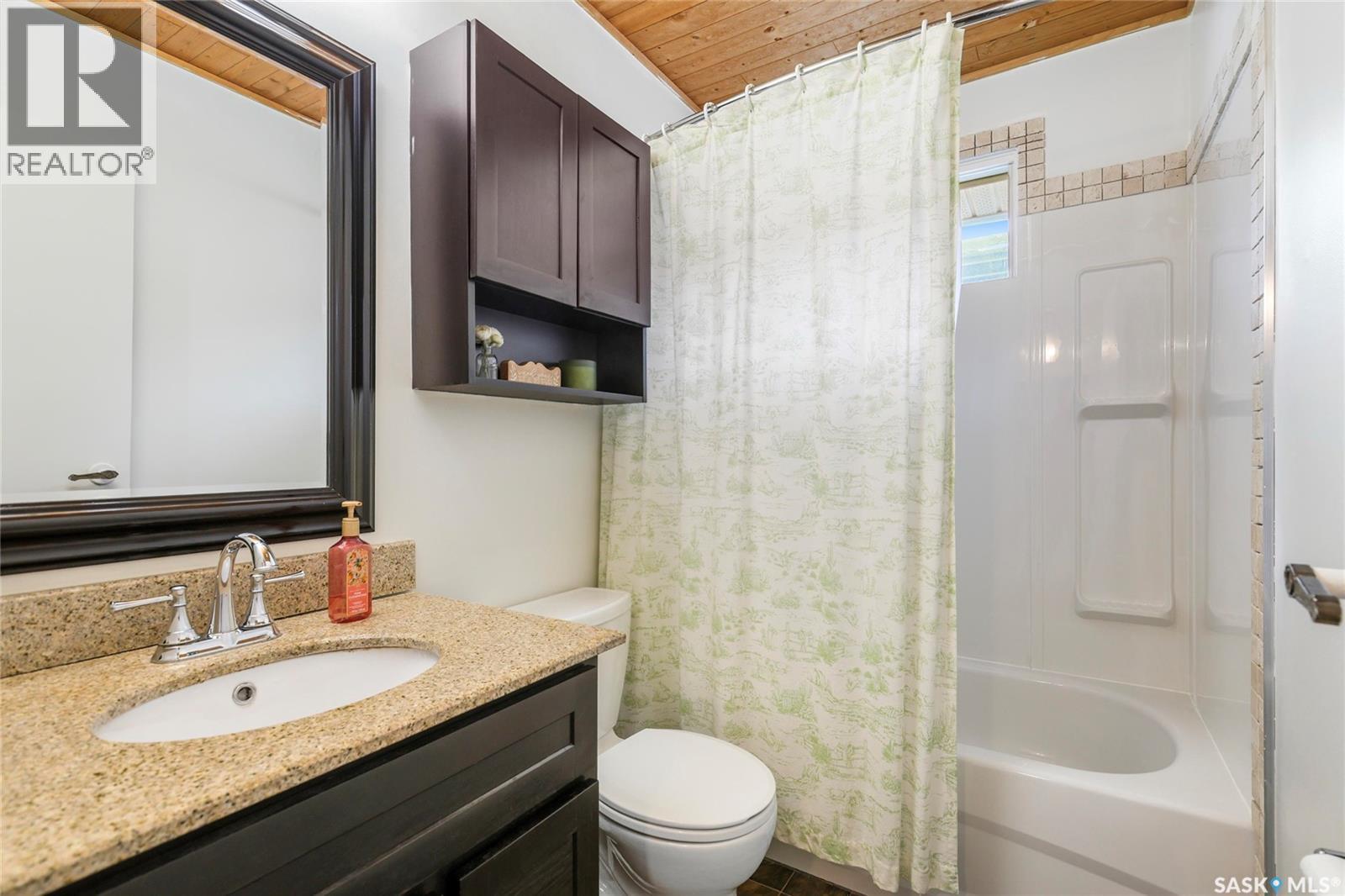 251 Hanley Crescent, Regina, SK - Indoor Photo Showing Bathroom