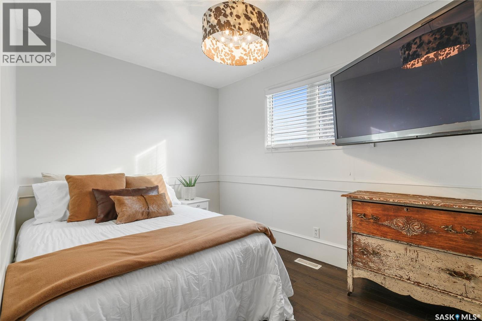 251 Hanley Crescent, Regina, SK - Indoor Photo Showing Bedroom