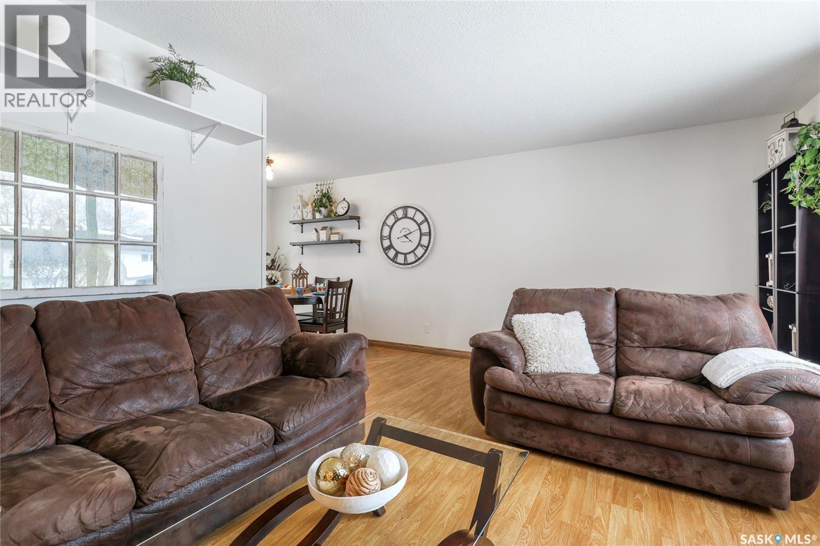 251 Hanley Crescent, Regina, SK - Indoor Photo Showing Living Room