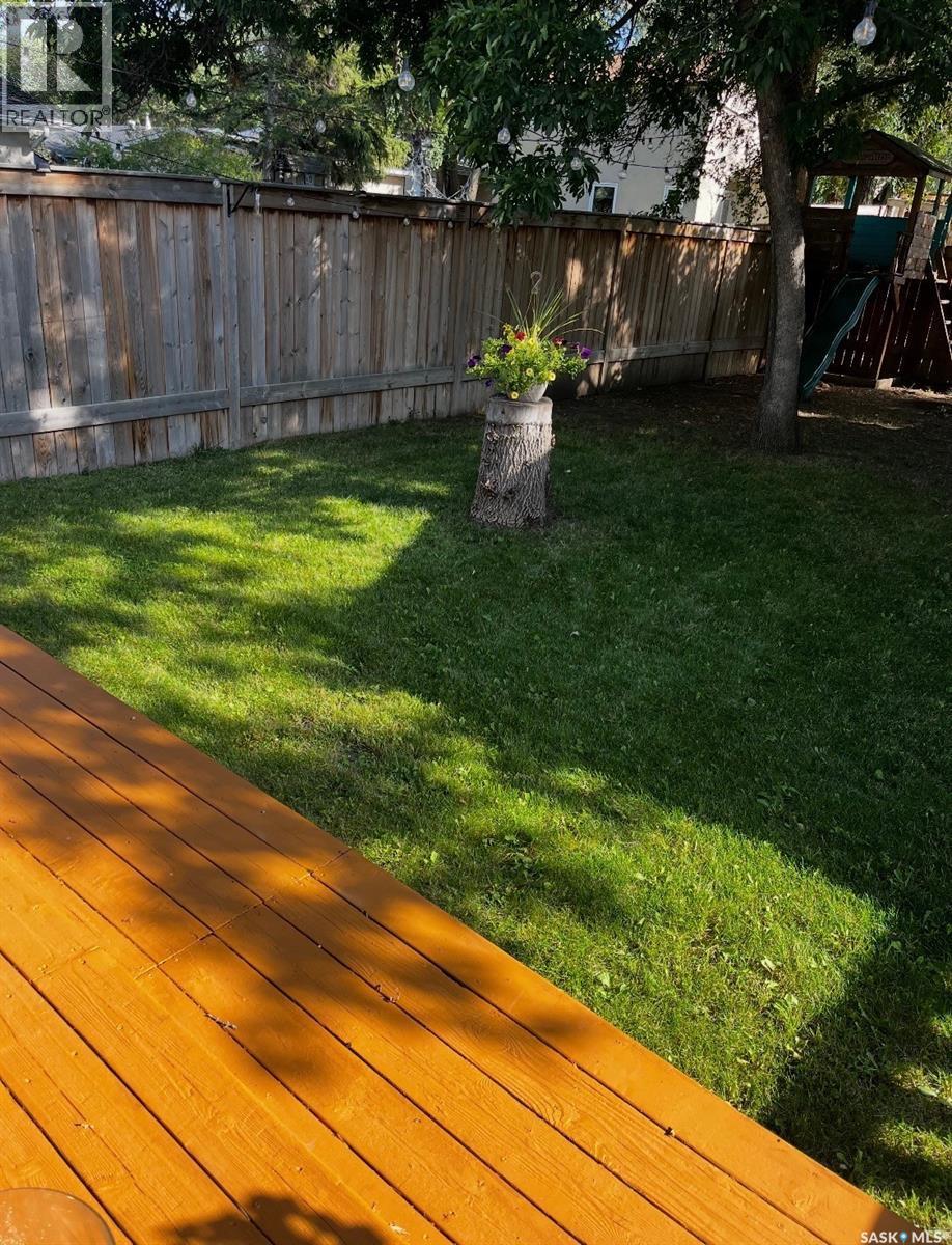 251 Hanley Crescent, Regina, SK - Outdoor With Backyard