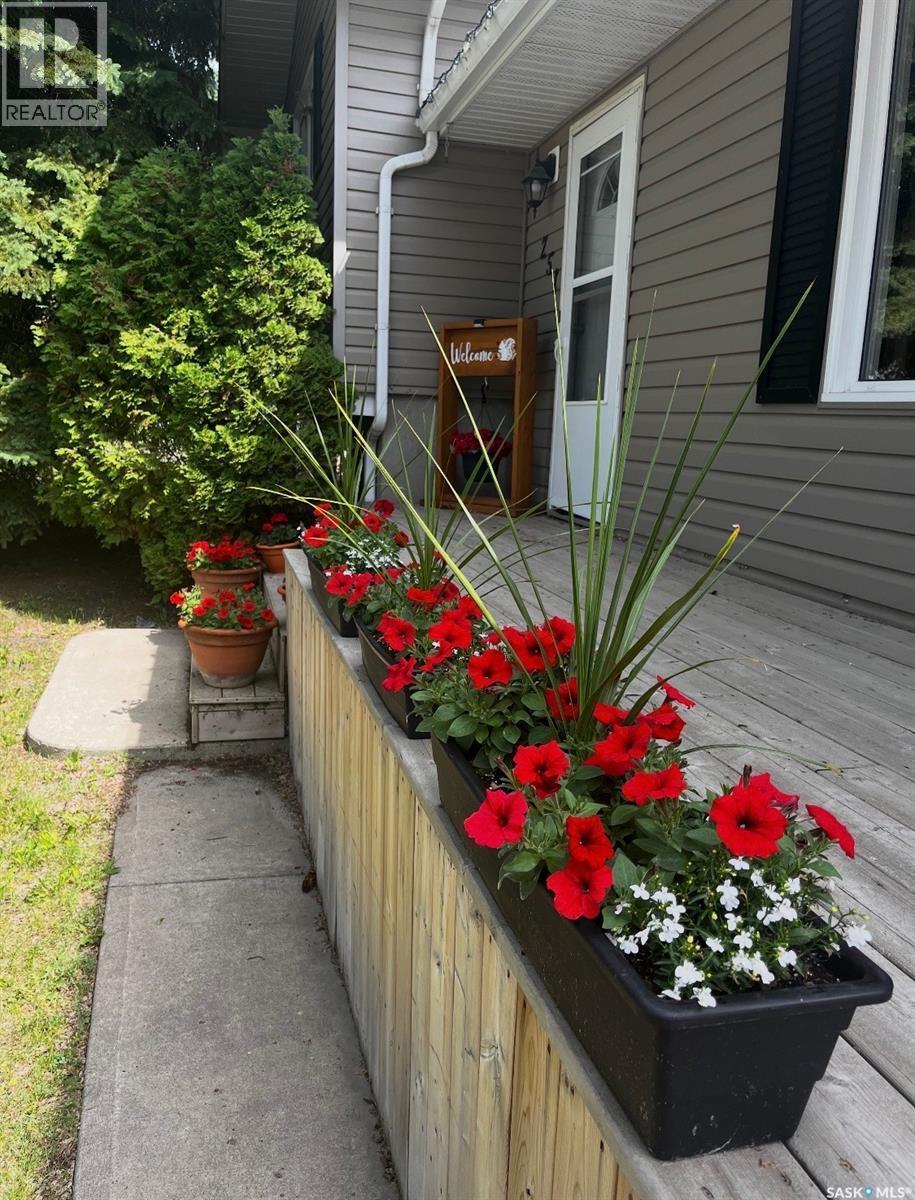 251 Hanley Crescent, Regina, SK - Outdoor With Exterior