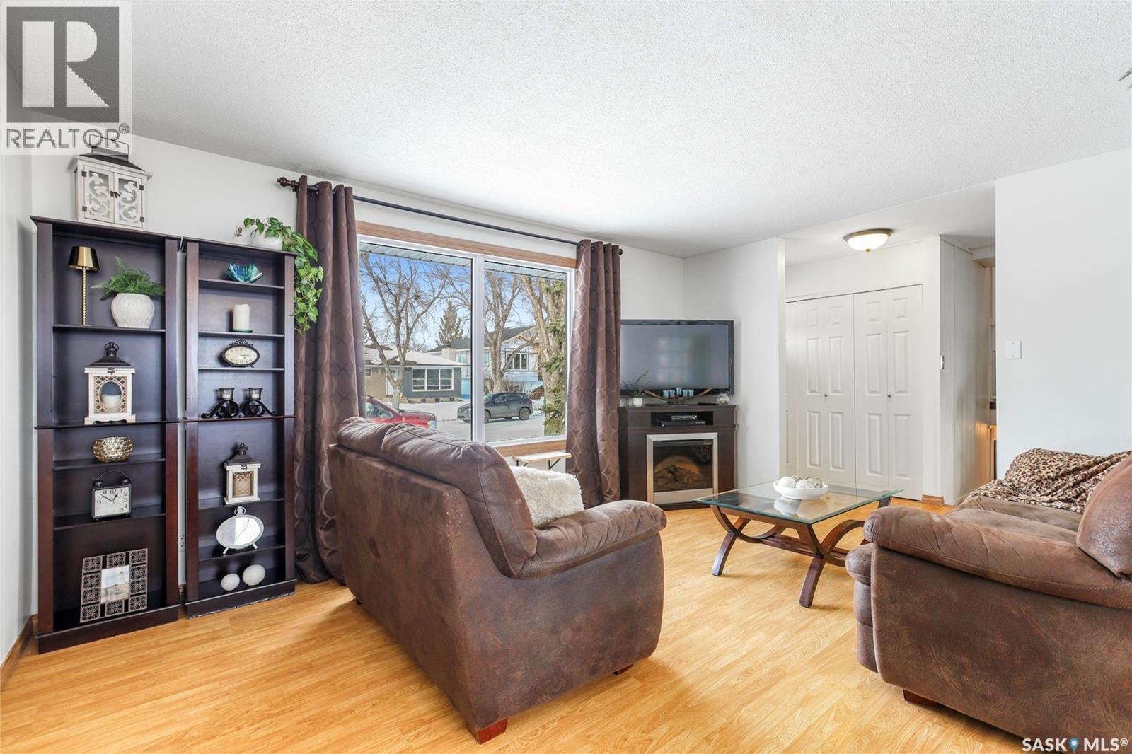 251 Hanley Crescent, Regina, SK - Indoor Photo Showing Living Room