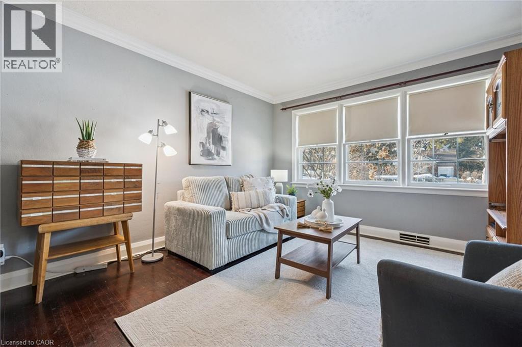 1135 Queens Boulevard, Kitchener, ON - Indoor Photo Showing Living Room