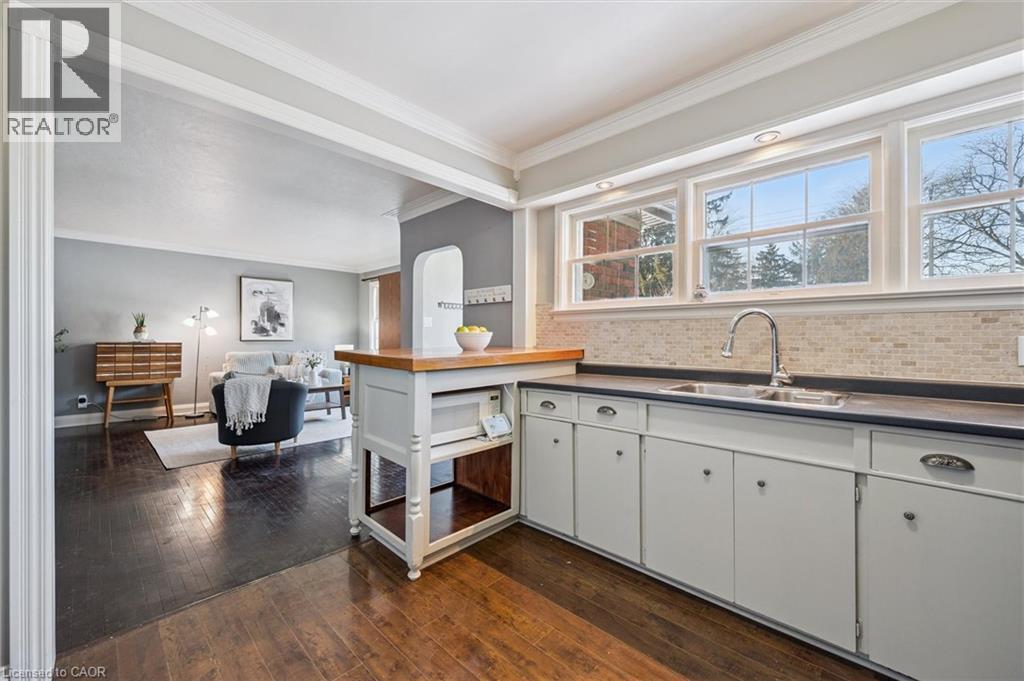 1135 Queens Boulevard, Kitchener, ON - Indoor Photo Showing Kitchen
