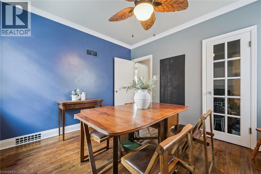 1135 Queens Boulevard, Kitchener, ON - Indoor Photo Showing Dining Room