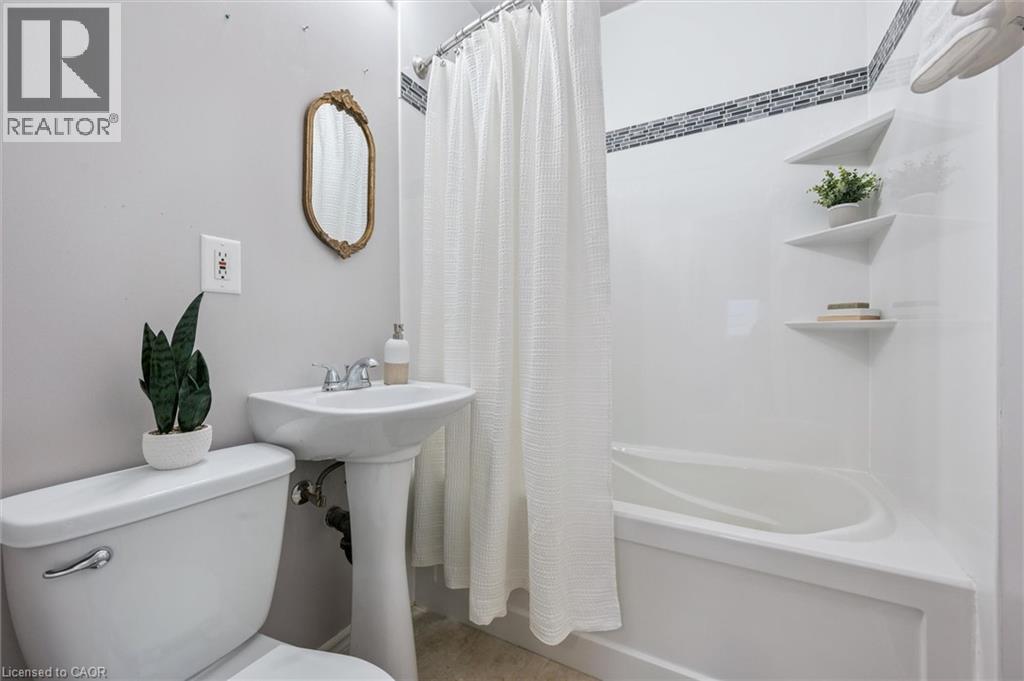 1135 Queens Boulevard, Kitchener, ON - Indoor Photo Showing Bathroom