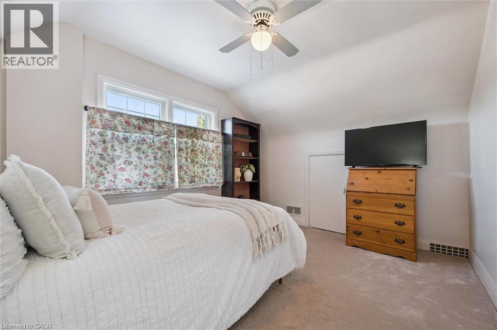 1135 Queens Boulevard, Kitchener, ON - Indoor Photo Showing Bedroom