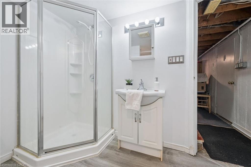 1135 Queens Boulevard, Kitchener, ON - Indoor Photo Showing Bathroom