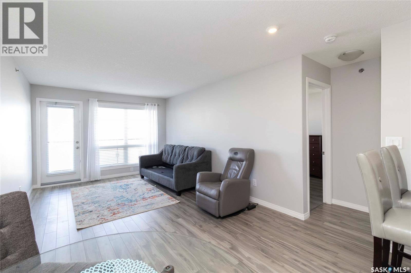 4311 108 Willis Crescent, Saskatoon, SK - Indoor Photo Showing Living Room