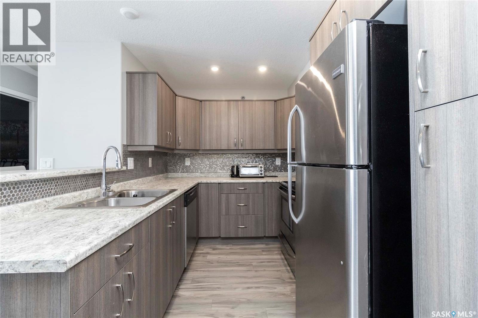 4311 108 Willis Crescent, Saskatoon, SK - Indoor Photo Showing Kitchen With Double Sink