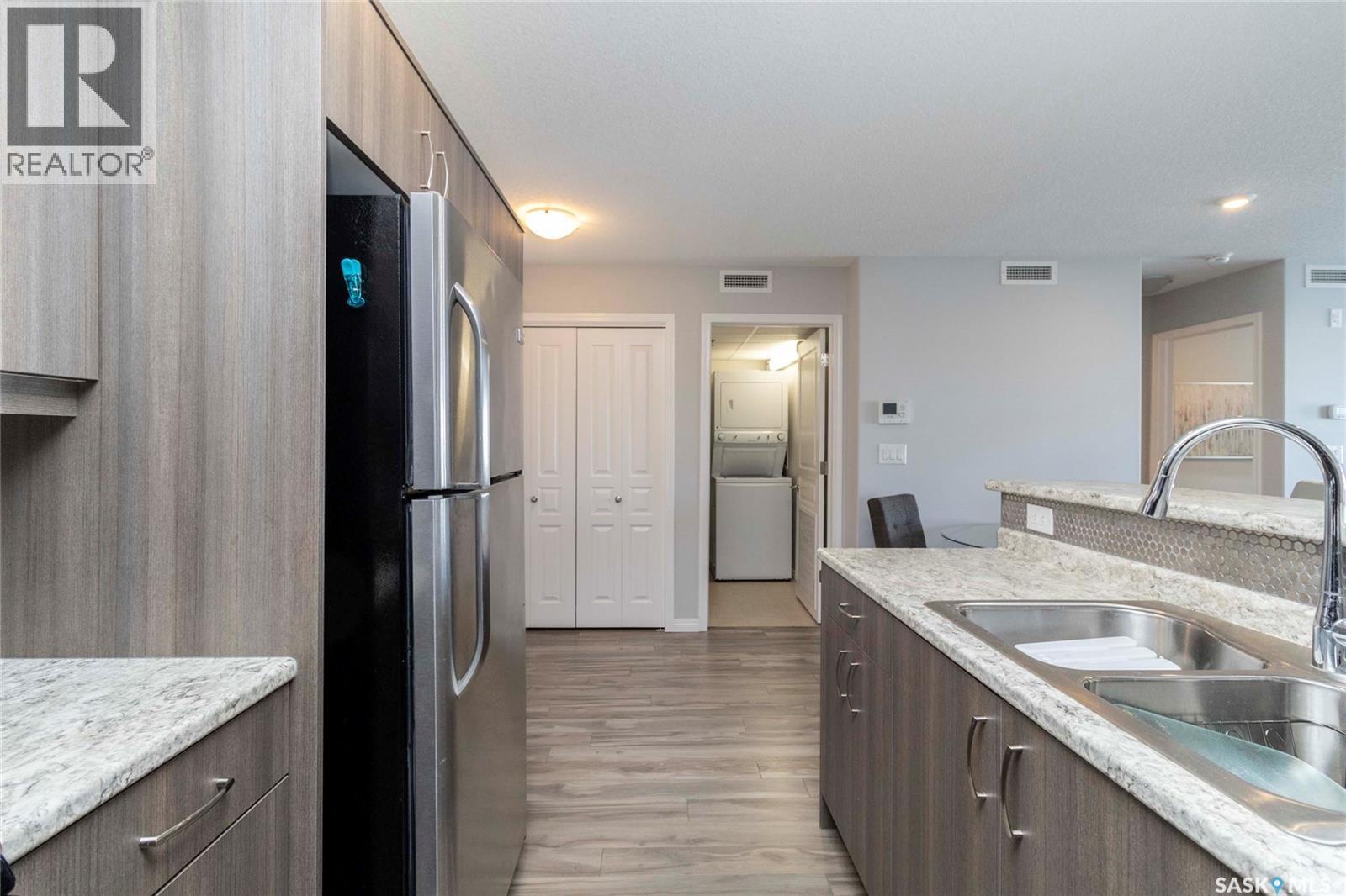 4311 108 Willis Crescent, Saskatoon, SK - Indoor Photo Showing Kitchen With Double Sink
