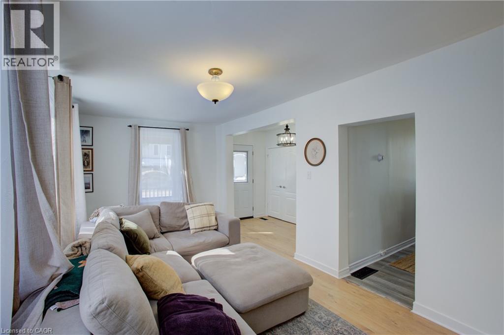 101 John Street E, Wingham, ON - Indoor Photo Showing Living Room